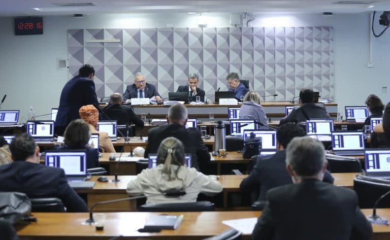 Projeto extingue margem de cartão de crédito em empréstimo consignado do INSS